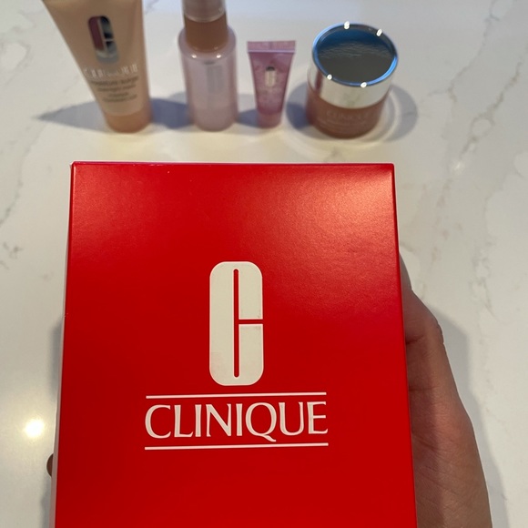 Clinique Hydration Heroes Gift Set - Picture 6 of 7